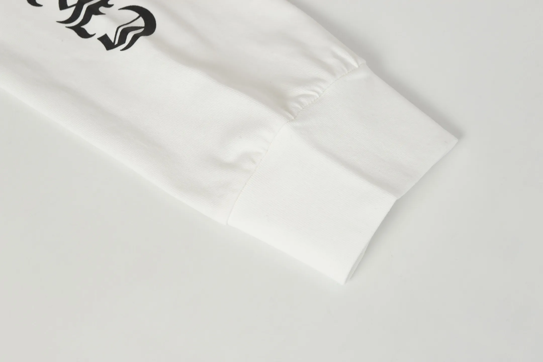 P150 Cross-border model, please do not place an order if you are looking for quality -Chrome Hearts/Chrome Hearts Sanskrit printed popular long-sleeved T-shirt -High weight, high density and high quality. The wool is soft, delicate and skin-friendly. Soft and silky to the touch. Excellent warmth and skin-friendly properties. -Customized weaving and dyeing, no color difference, regardless of fabric or workmanship details. Comparing the ordinary version on the market -Colour: black white -Size: S M L XL